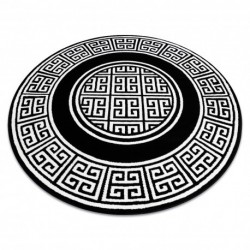 Juodas graikiškais raštais dekoruotas kilimas